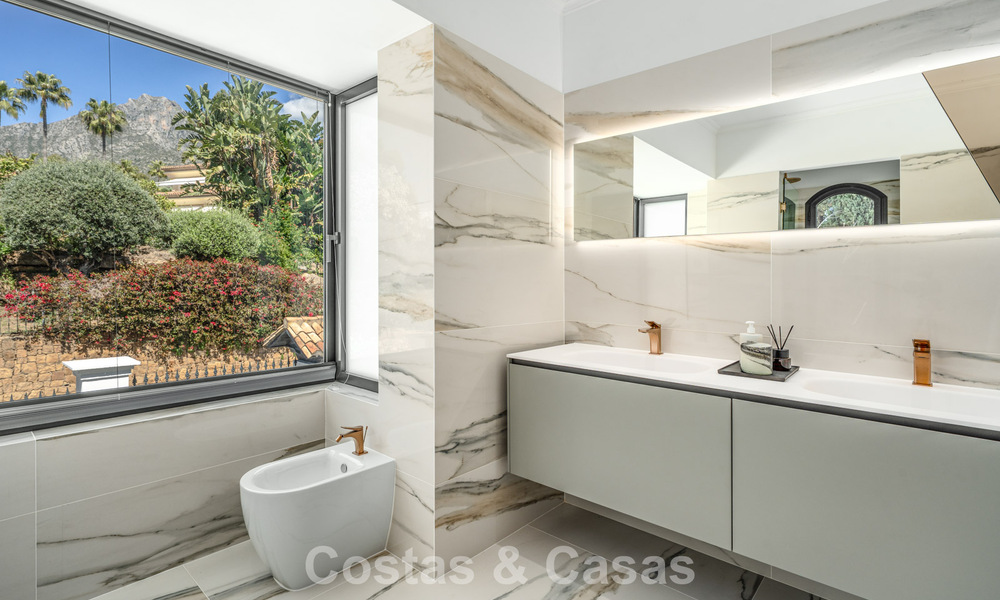 Verfijnde luxevilla in moderne mediterrane bouwstijl te koop met zeezicht in een gated complex op Marbella’s Golden Mile 778768