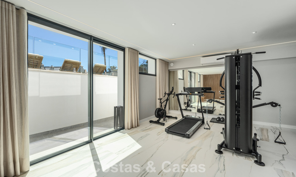 Verfijnde luxevilla in moderne mediterrane bouwstijl te koop met zeezicht in een gated complex op Marbella’s Golden Mile 778774