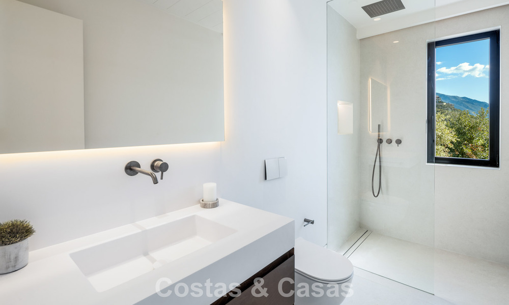 Gesofisticeerde, nieuwe luxevilla met panoramisch zeezicht te koop in een gated community van La Quinta, Marbella - Benahavis 800526