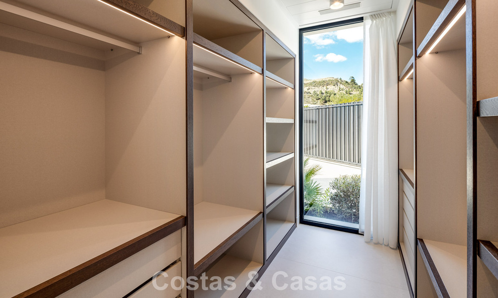 Gesofisticeerde, nieuwe luxevilla met panoramisch zeezicht te koop in een gated community van La Quinta, Marbella - Benahavis 800529