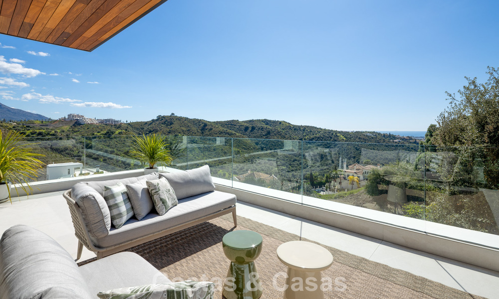 Gesofisticeerde, nieuwe luxevilla met panoramisch zeezicht te koop in een gated community van La Quinta, Marbella - Benahavis 800533
