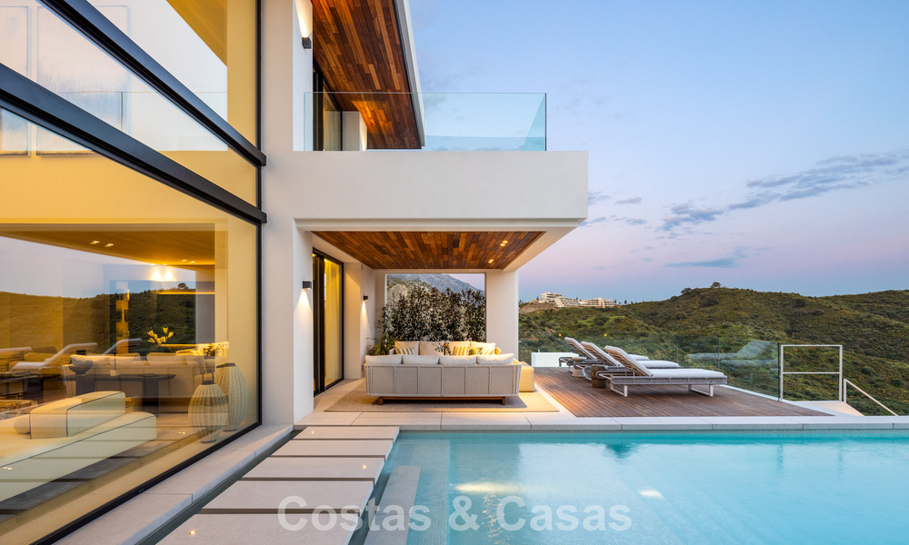 Gesofisticeerde, nieuwe luxevilla met panoramisch zeezicht te koop in een gated community van La Quinta, Marbella - Benahavis 800551