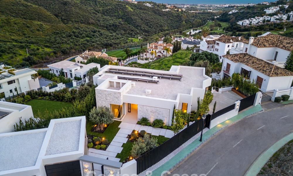 Gesofisticeerde, nieuwe luxevilla met panoramisch zeezicht te koop in een gated community van La Quinta, Marbella - Benahavis 800555