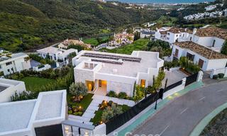Gesofisticeerde, nieuwe luxevilla met panoramisch zeezicht te koop in een gated community van La Quinta, Marbella - Benahavis 800555 