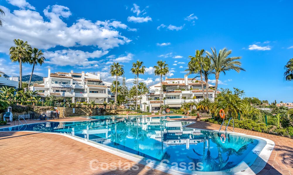 Luxe penthouse met zeezicht te koop in een gesloten gemeenschap aan Marbella's begeerde Golden Mile 778589