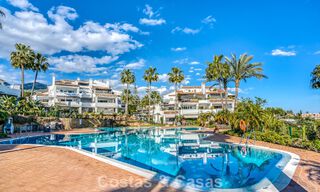 Luxe penthouse met zeezicht te koop in een gesloten gemeenschap aan Marbella's begeerde Golden Mile 778589 