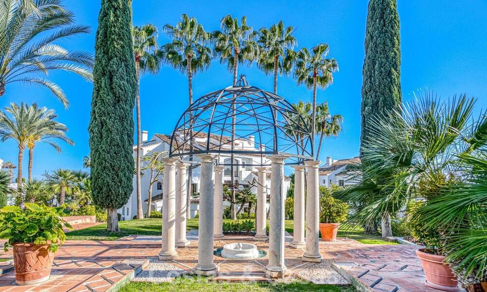 Luxe penthouse met zeezicht te koop in een gesloten gemeenschap aan Marbella's begeerde Golden Mile 778590