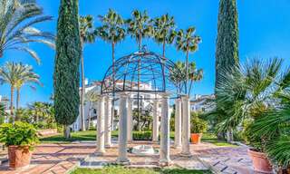 Luxe penthouse met zeezicht te koop in een gesloten gemeenschap aan Marbella's begeerde Golden Mile 778590 