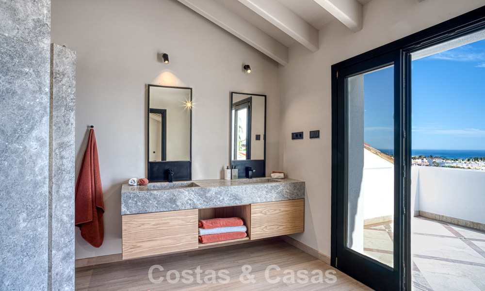 Luxe penthouse met zeezicht te koop in een gesloten gemeenschap aan Marbella's begeerde Golden Mile 778592