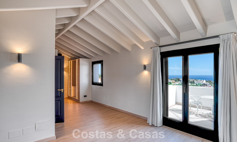 Luxe penthouse met zeezicht te koop in een gesloten gemeenschap aan Marbella's begeerde Golden Mile 778596