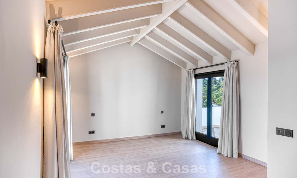 Luxe penthouse met zeezicht te koop in een gesloten gemeenschap aan Marbella's begeerde Golden Mile 778597