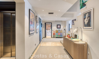 Luxe penthouse met zeezicht te koop in een gesloten gemeenschap aan Marbella's begeerde Golden Mile 778609 