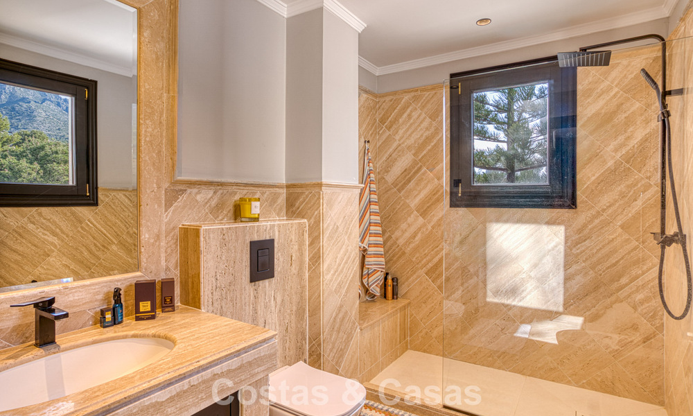 Luxe penthouse met zeezicht te koop in een gesloten gemeenschap aan Marbella's begeerde Golden Mile 778611