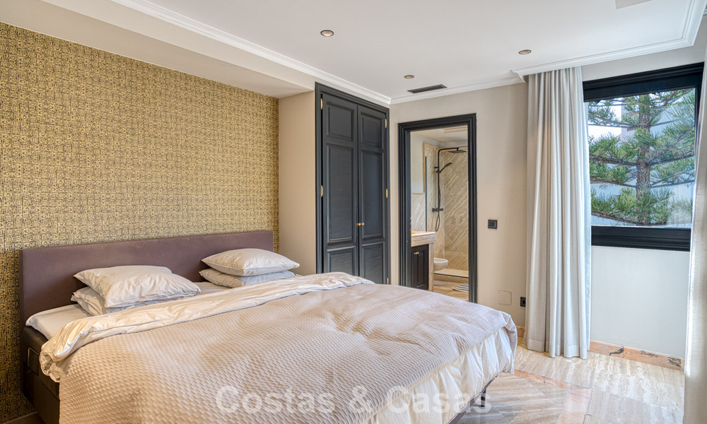 Luxe penthouse met zeezicht te koop in een gesloten gemeenschap aan Marbella's begeerde Golden Mile 778613