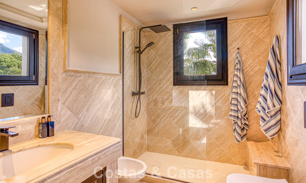 Luxe penthouse met zeezicht te koop in een gesloten gemeenschap aan Marbella's begeerde Golden Mile 778615