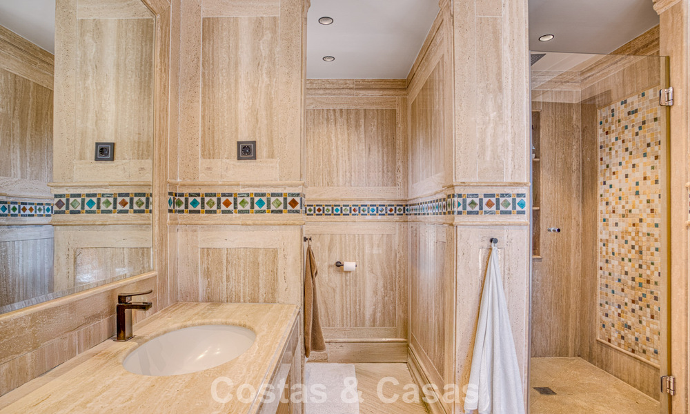 Luxe penthouse met zeezicht te koop in een gesloten gemeenschap aan Marbella's begeerde Golden Mile 778617