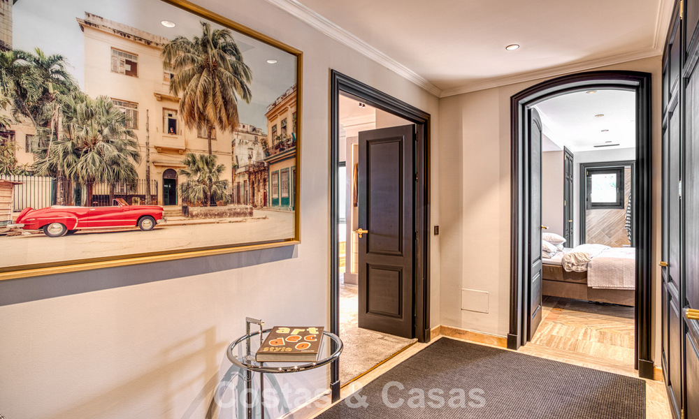 Luxe penthouse met zeezicht te koop in een gesloten gemeenschap aan Marbella's begeerde Golden Mile 778620