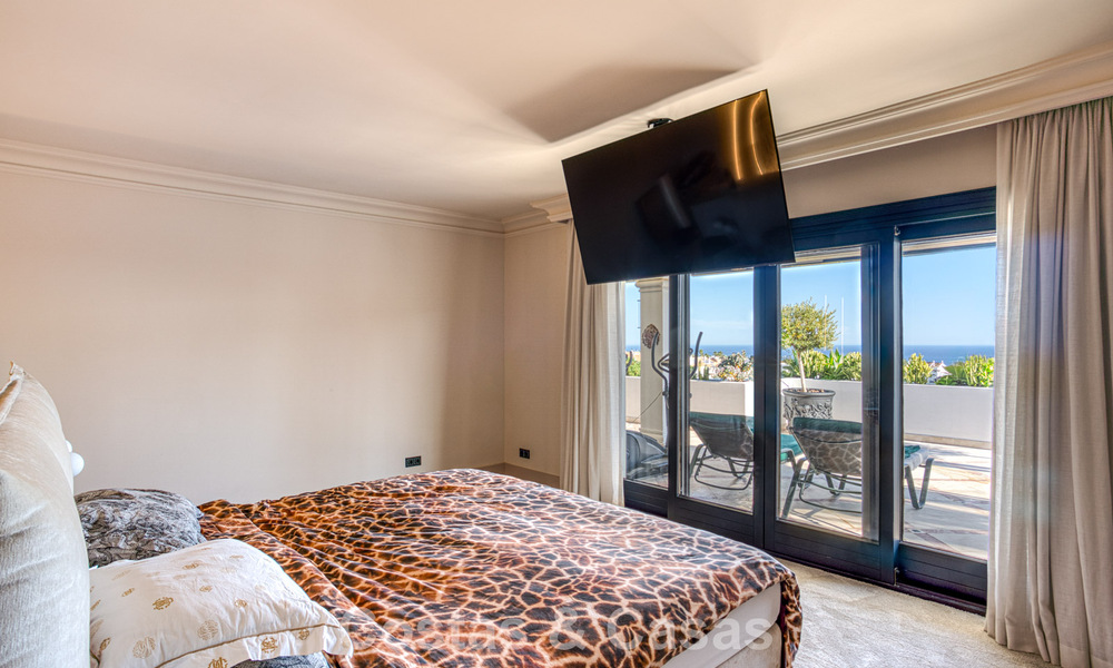 Luxe penthouse met zeezicht te koop in een gesloten gemeenschap aan Marbella's begeerde Golden Mile 778621