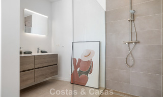 Instapklare, moderne villa te koop, grenzend aan de golfbaan in een begeerde villawijk van Marbella - Benahavis 778695 