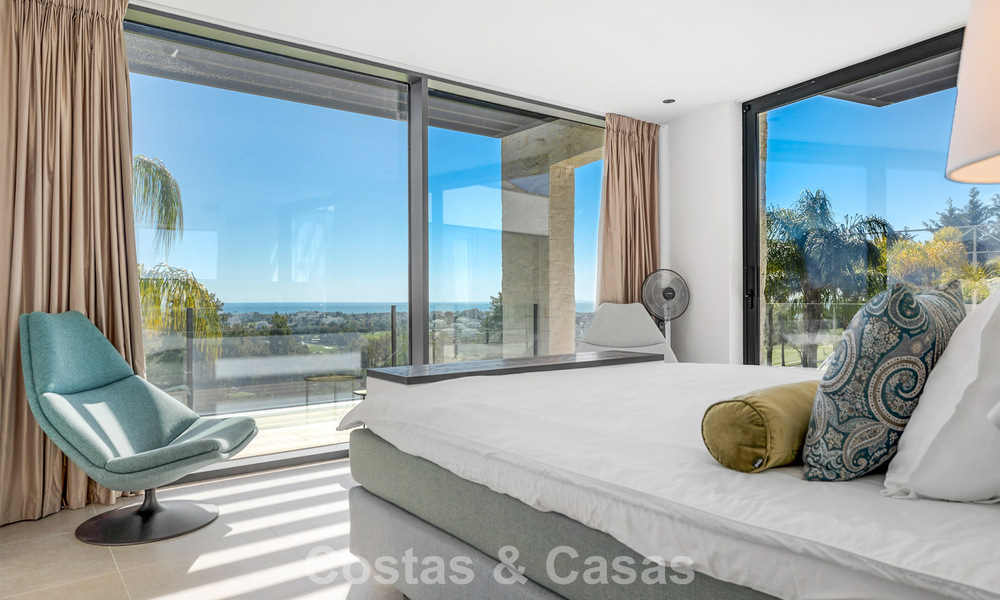 Instapklare, moderne villa te koop, grenzend aan de golfbaan in een begeerde villawijk van Marbella - Benahavis 778699