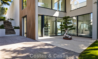 Instapklare, moderne villa te koop, grenzend aan de golfbaan in een begeerde villawijk van Marbella - Benahavis 778712 