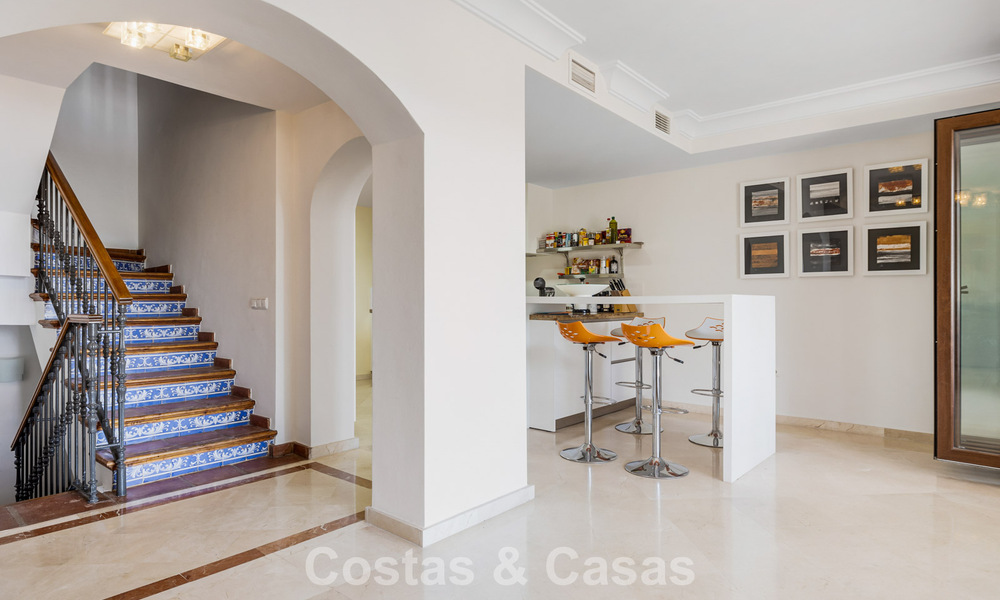 Ruim rijhuis te koop met zeezicht in een omheinde urbanisatie in de heuvels van Marbella - Benahavis 778929