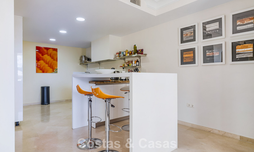 Ruim rijhuis te koop met zeezicht in een omheinde urbanisatie in de heuvels van Marbella - Benahavis 778930