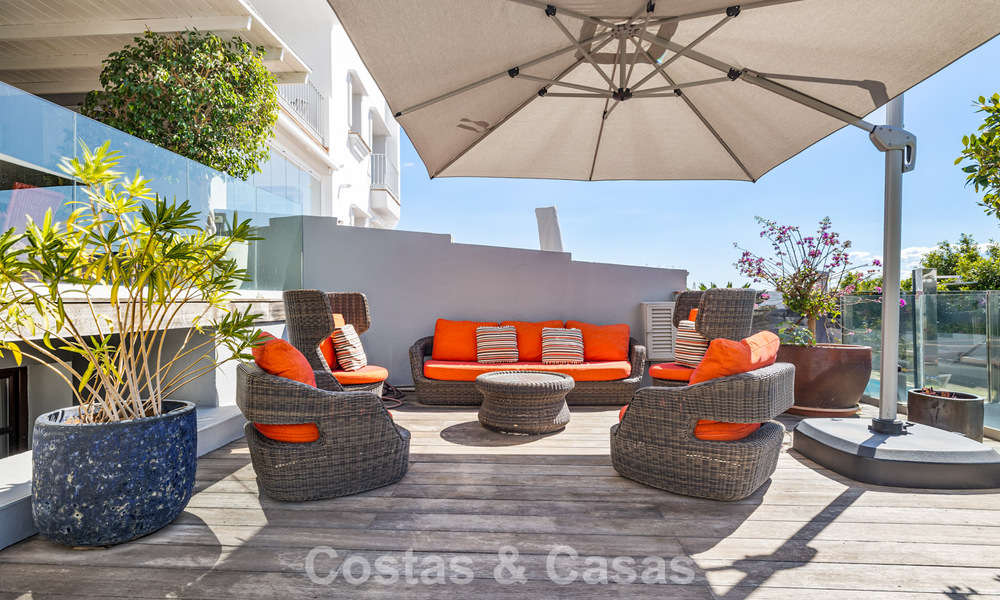 Ruim rijhuis te koop met zeezicht in een omheinde urbanisatie in de heuvels van Marbella - Benahavis 778937