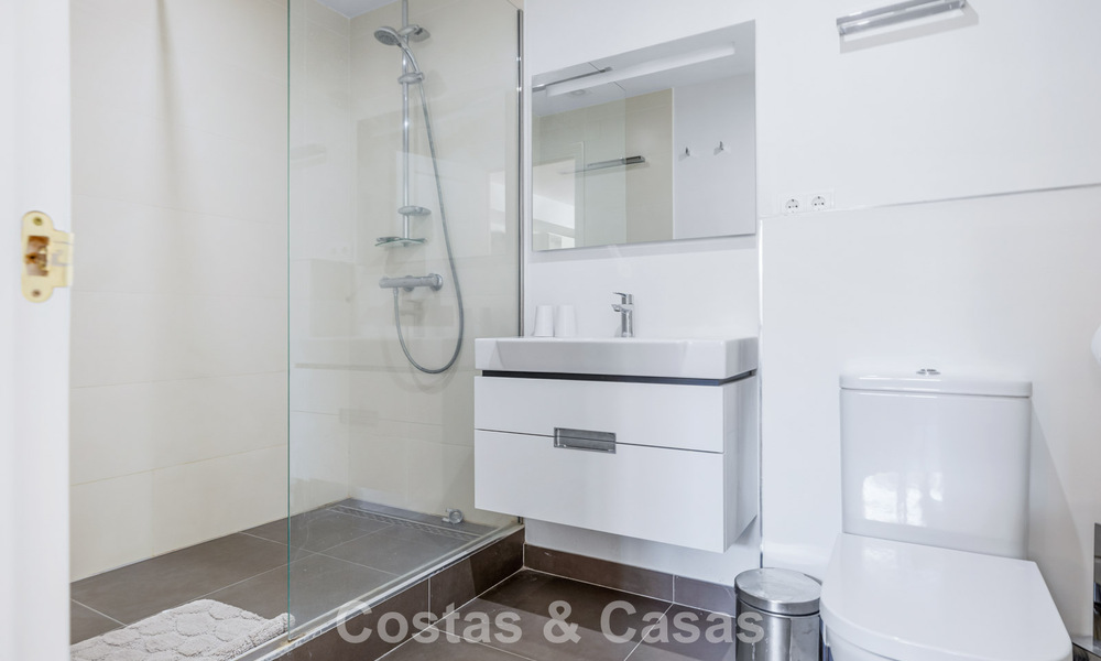 Ruim rijhuis te koop met zeezicht in een omheinde urbanisatie in de heuvels van Marbella - Benahavis 778949