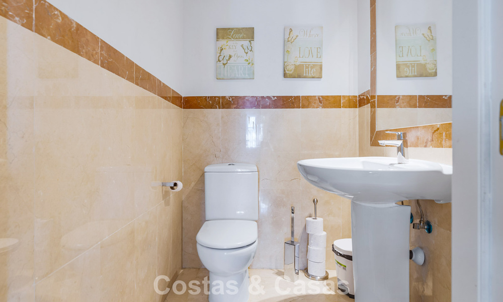 Ruim rijhuis te koop met zeezicht in een omheinde urbanisatie in de heuvels van Marbella - Benahavis 778950