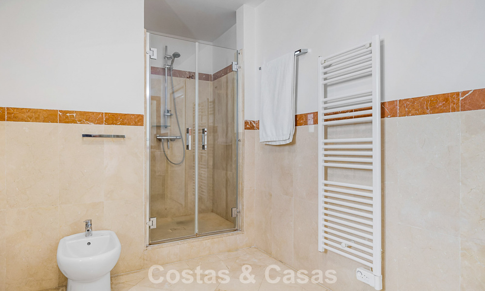 Ruim rijhuis te koop met zeezicht in een omheinde urbanisatie in de heuvels van Marbella - Benahavis 778951