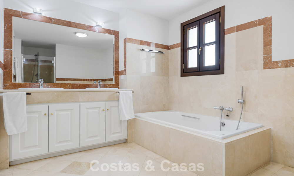 Ruim rijhuis te koop met zeezicht in een omheinde urbanisatie in de heuvels van Marbella - Benahavis 778952