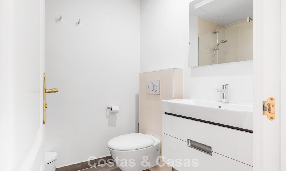 Ruim rijhuis te koop met zeezicht in een omheinde urbanisatie in de heuvels van Marbella - Benahavis 778954