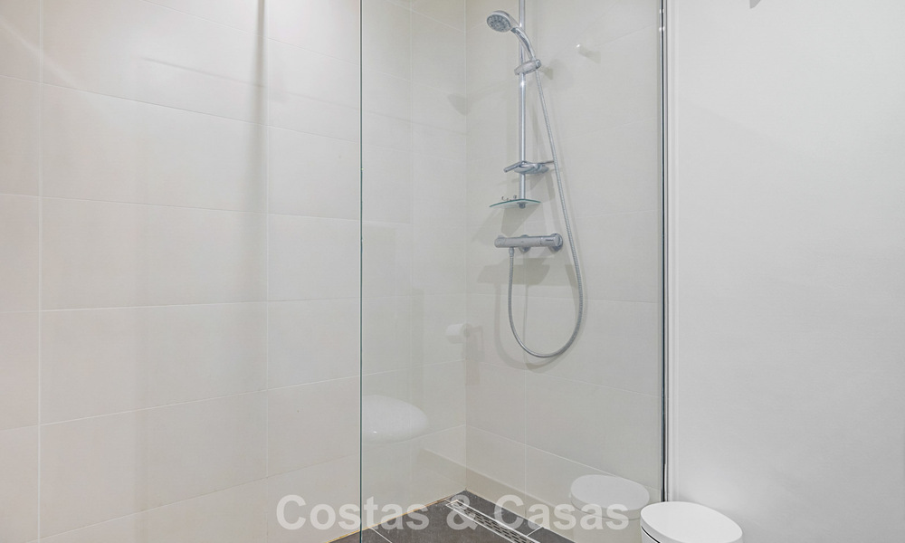 Ruim rijhuis te koop met zeezicht in een omheinde urbanisatie in de heuvels van Marbella - Benahavis 778955