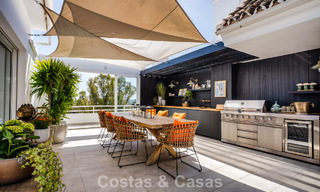 Eerstelijnsgolf penthouse met prachtig golf- en zeezicht te koop in een beveiligde gemeenschap van Nueva Andalucia, Marbella 779085 