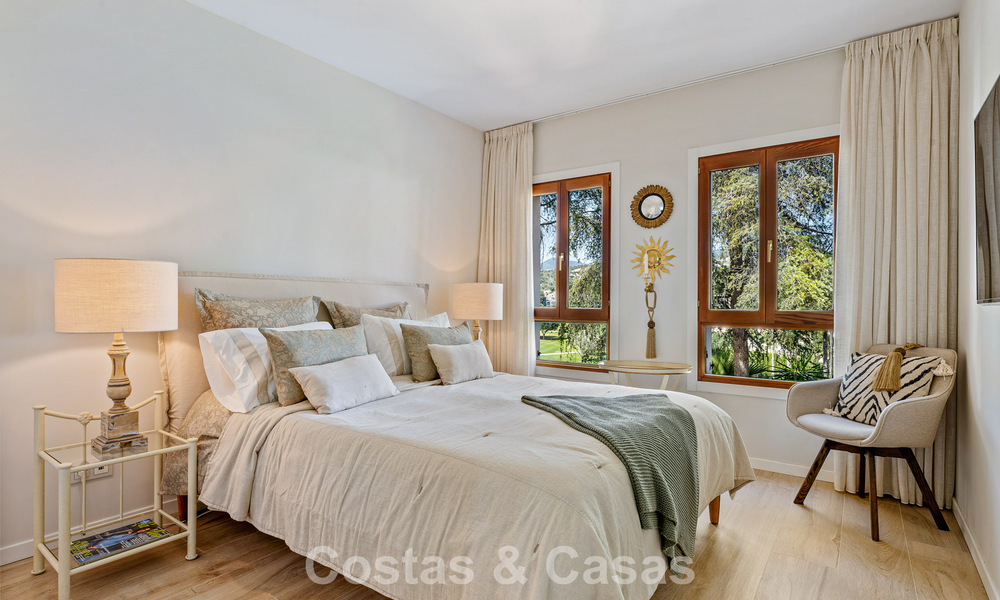 Eerstelijnsgolf penthouse met prachtig golf- en zeezicht te koop in een beveiligde gemeenschap van Nueva Andalucia, Marbella 779093