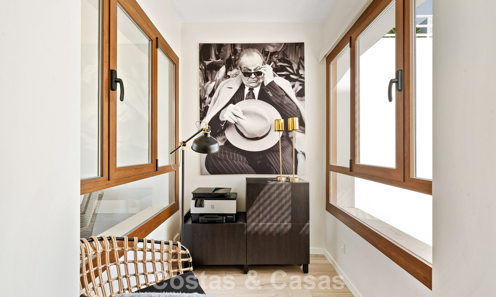 Eerstelijnsgolf penthouse met prachtig golf- en zeezicht te koop in een beveiligde gemeenschap van Nueva Andalucia, Marbella 779097