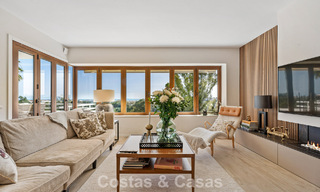 Eerstelijnsgolf penthouse met prachtig golf- en zeezicht te koop in een beveiligde gemeenschap van Nueva Andalucia, Marbella 779105 
