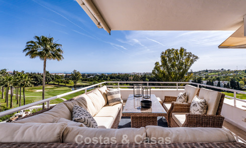 Eerstelijnsgolf penthouse met prachtig golf- en zeezicht te koop in een beveiligde gemeenschap van Nueva Andalucia, Marbella 779108