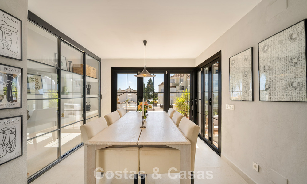 Prachtig gerenoveerd herenhuis in een tijdloze Andalusische stijl met zeezicht te koop gelegen op de Golden Mile van Marbella 778965