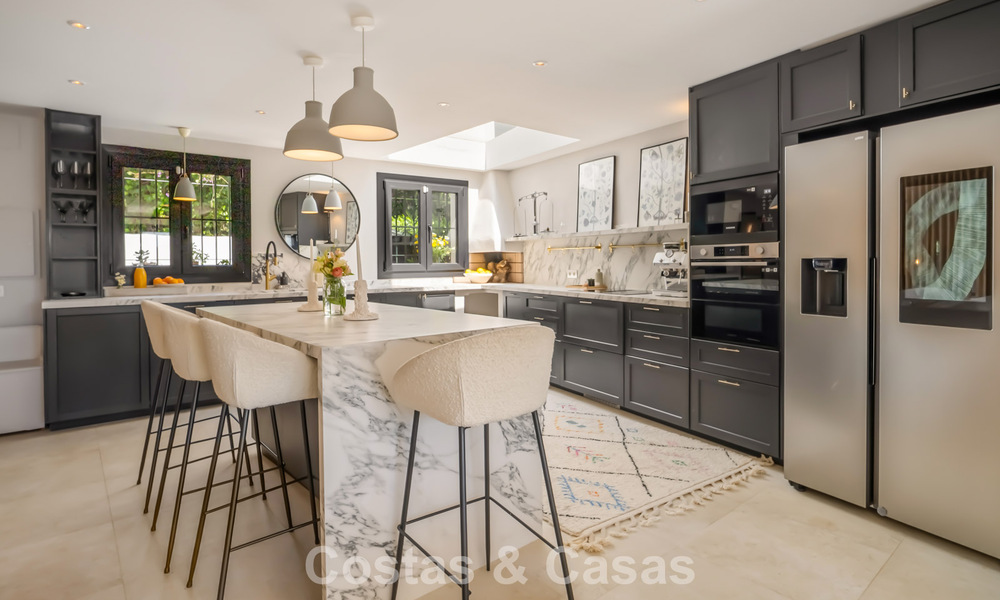 Prachtig gerenoveerd herenhuis in een tijdloze Andalusische stijl met zeezicht te koop gelegen op de Golden Mile van Marbella 778966