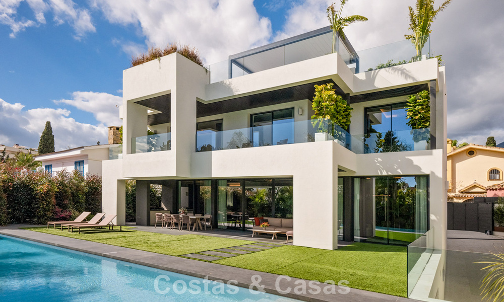 Instapklare, geavanceerde luxevilla te koop op een steenworp van het strand op Marbella’s begeerde Golden Mile 779400