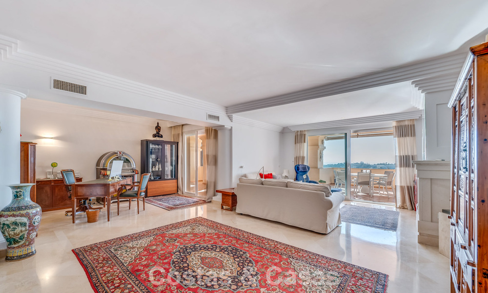 Zonnig en ruim hoekappartement met panoramische vergezichten te koop in de heuvels van Nueva Andalucia, Marbella 779571