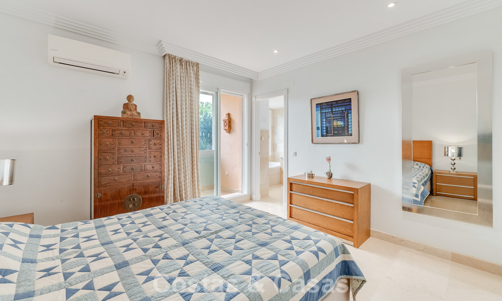 Zonnig en ruim hoekappartement met panoramische vergezichten te koop in de heuvels van Nueva Andalucia, Marbella 779574