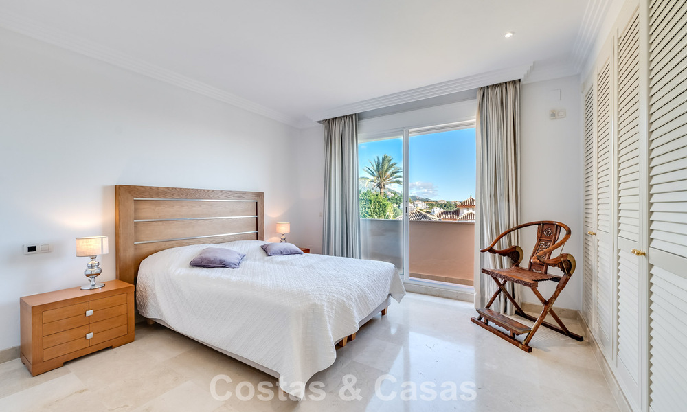 Zonnig en ruim hoekappartement met panoramische vergezichten te koop in de heuvels van Nueva Andalucia, Marbella 779578