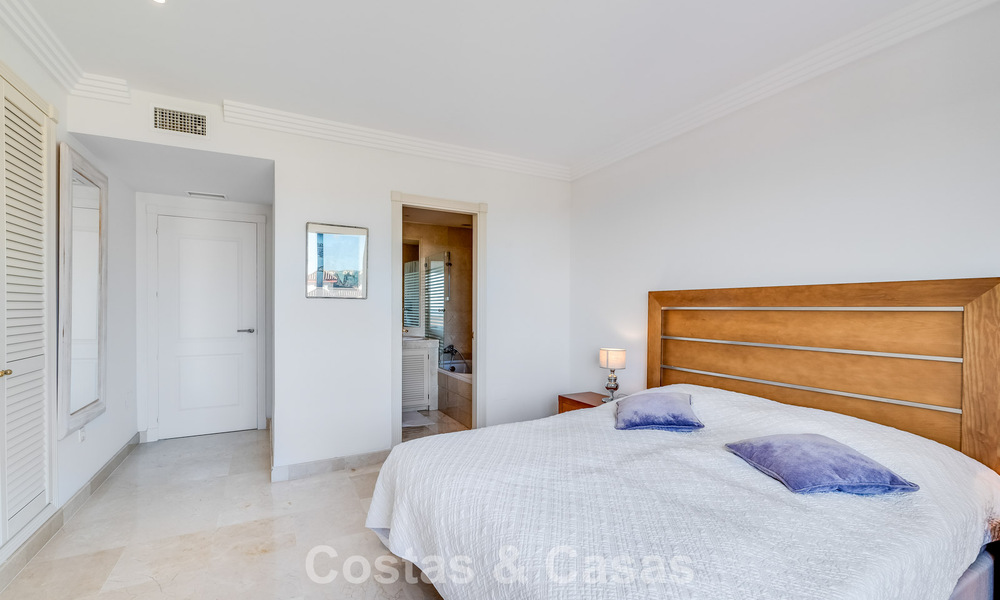 Zonnig en ruim hoekappartement met panoramische vergezichten te koop in de heuvels van Nueva Andalucia, Marbella 779579