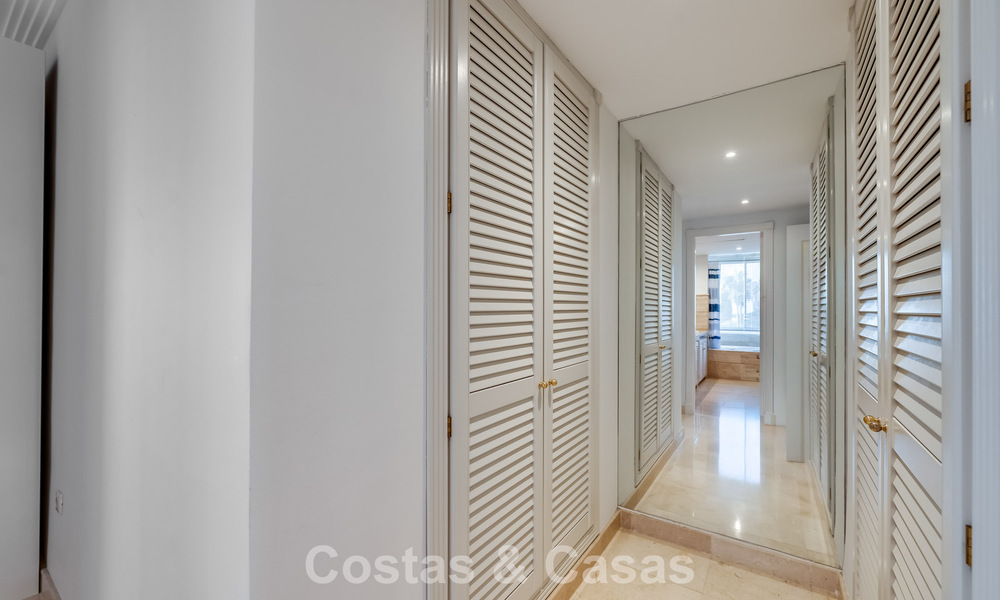 Zonnig en ruim hoekappartement met panoramische vergezichten te koop in de heuvels van Nueva Andalucia, Marbella 779582