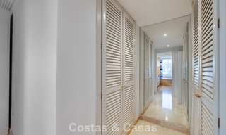 Zonnig en ruim hoekappartement met panoramische vergezichten te koop in de heuvels van Nueva Andalucia, Marbella 779582 