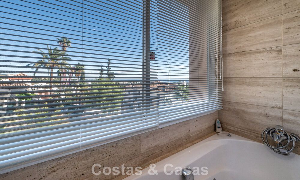 Zonnig en ruim hoekappartement met panoramische vergezichten te koop in de heuvels van Nueva Andalucia, Marbella 779585