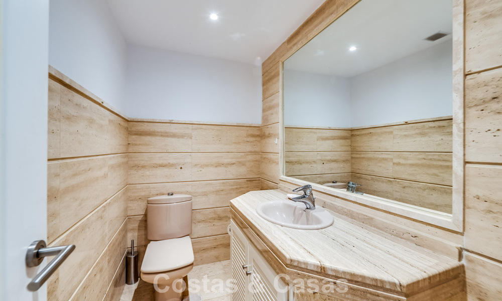 Zonnig en ruim hoekappartement met panoramische vergezichten te koop in de heuvels van Nueva Andalucia, Marbella 779586